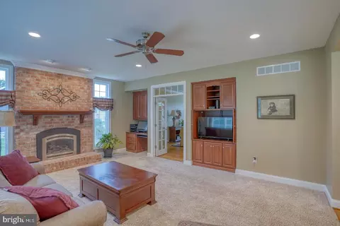 Living - 33 Chadwick Dr, Dover, DE 19901 photo 4 of 5