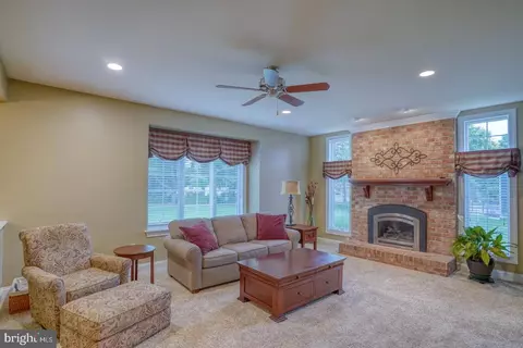 Living - 33 Chadwick Dr, Dover, DE 19901 photo 5 of 5