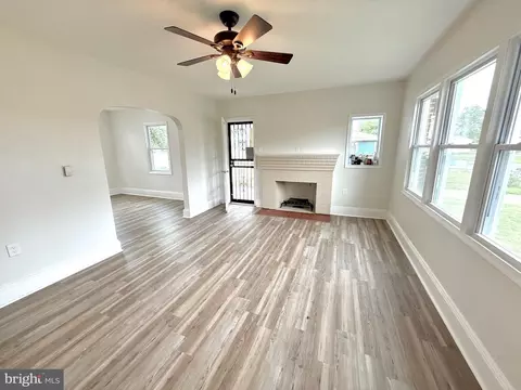 Living - 949 Lincoln St, Dover, DE 19904 photo 1 of 4
