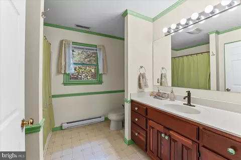 Bath - 2876 Sharon Hill Rd, Dover, DE 19904 photo 2 of 2