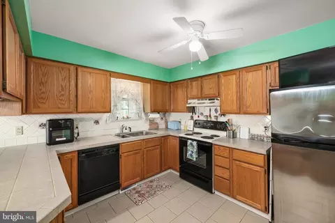 Kitchen - 23 S Bay Cir S, Dover, DE 19904 photo 2 of 2