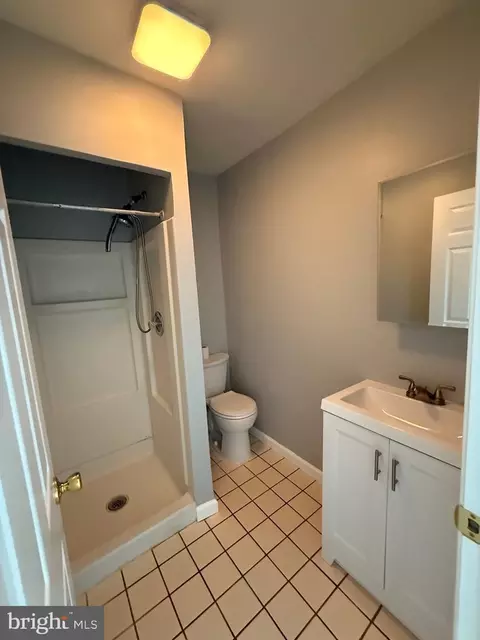 Bath - 128 Spruance Rd, Dover, DE 19901 photo 2 of 4