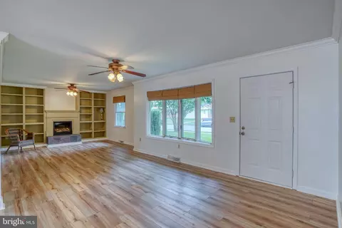 Living - 956 Janeka Ln, Dover, DE 19904 photo 2 of 5