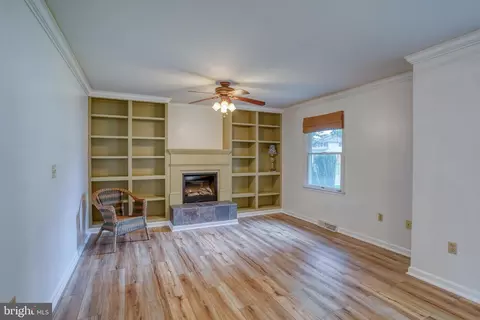 Living - 956 Janeka Ln, Dover, DE 19904 photo 3 of 5