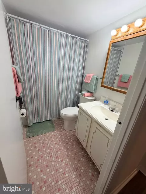 Bath - 2 Ivy Hall, Dover, DE 19904 photo 1 of 3