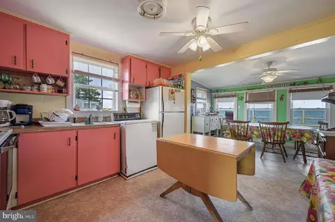 Kitchen - 88 N Sandpiper Dr, Dover, DE 19901 photo 2 of 2