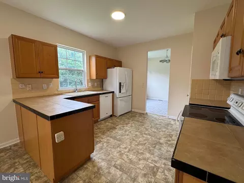 Kitchen - 301 Seacroft Dr, Dover, DE 19904 photo 2 of 4