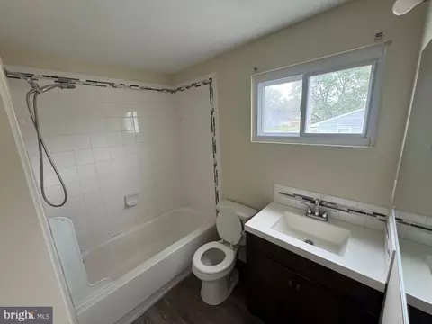 Bath - 931 Boggs Dr, Dover, DE 19901 photo 3 of 3