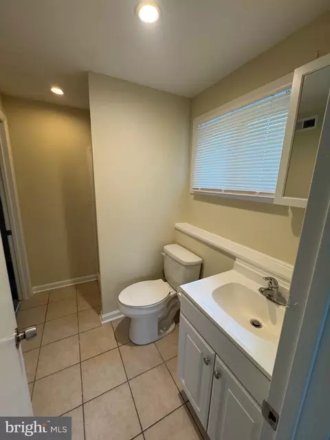 Bath - 931 Boggs Dr, Dover, DE 19901 photo 2 of 3