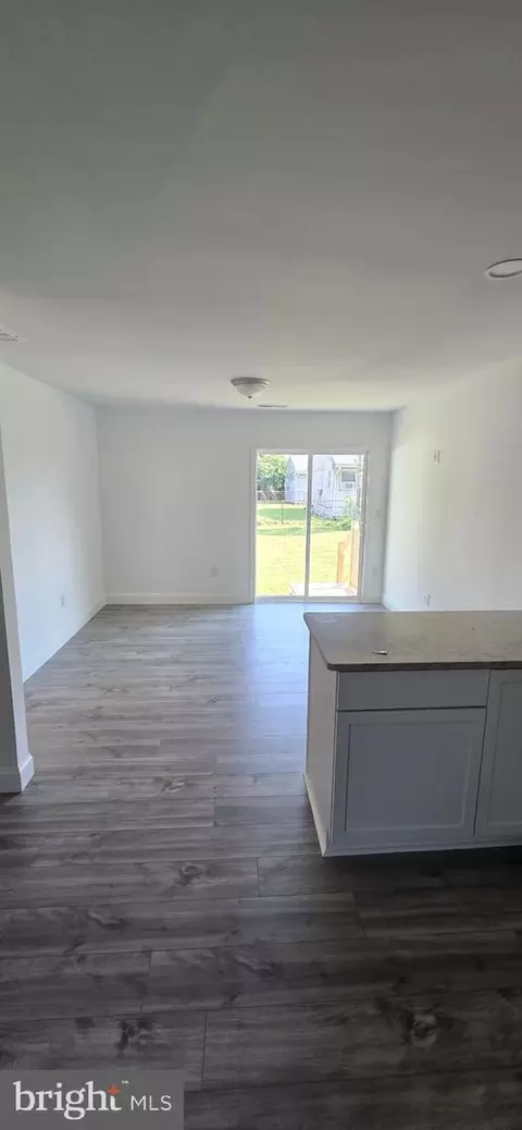 Living - 745 River Rd, Dover, DE 19901 photo 1 of 1