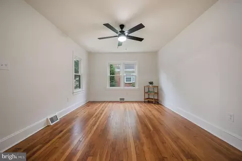 Living - 914 S State St, Dover, DE 19901 photo 2 of 4