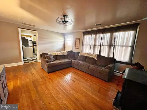 Living - 403 Second Ave, Harrington, DE 19952 photo 3 of 4