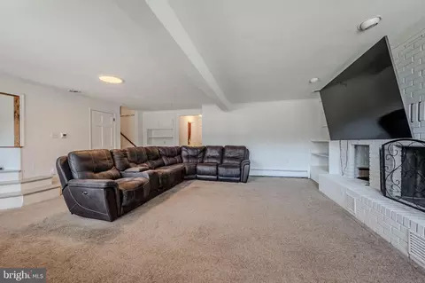 Living - 1164 Charles Dr, Dover, DE 19904 photo 2 of 4