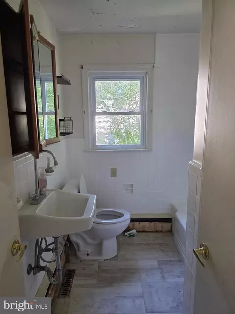 Bath - 706 E Division St, Dover, DE 19901 photo 1 of 1