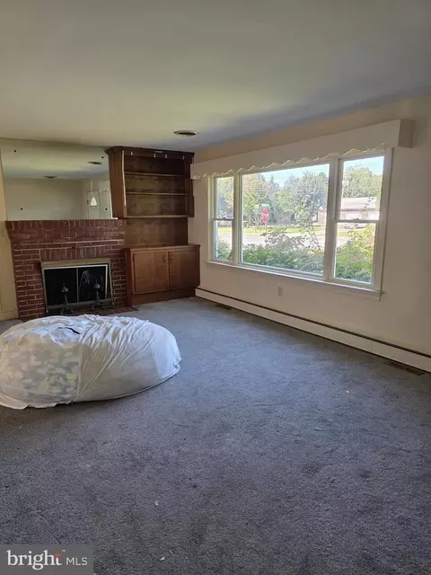 Living - 706 E Division St, Dover, DE 19901 photo 1 of 2