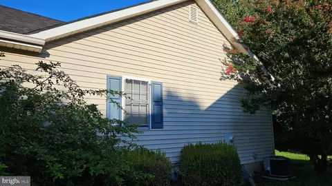 Exterior - 458 Evelyndale Dr, Dover, DE 19901 photo 3 of 4