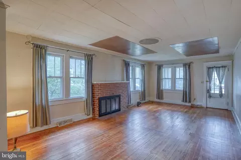 Living - 40 Pine St, Dover, DE 19901 photo 3 of 4