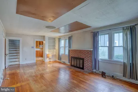 Living - 40 Pine St, Dover, DE 19901 photo 1 of 4