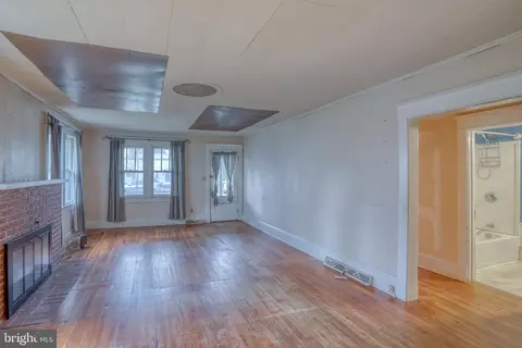 Living - 40 Pine St, Dover, DE 19901 photo 4 of 4