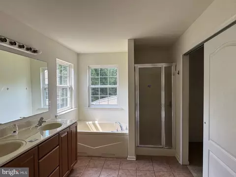 Bath - 210 Topaz Cir, Dover, DE 19904 photo 2 of 3