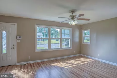 Living - 44 W Inner Cir, Dover, DE 19904 photo 2 of 5