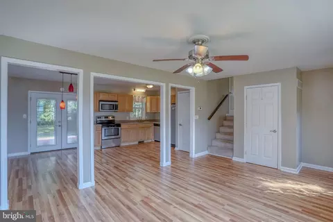 Living - 44 W Inner Cir, Dover, DE 19904 photo 4 of 5