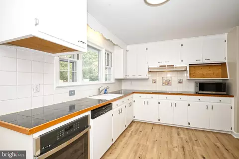 Kitchen - 1901 Mitten St, Dover, DE 19901 photo 1 of 3