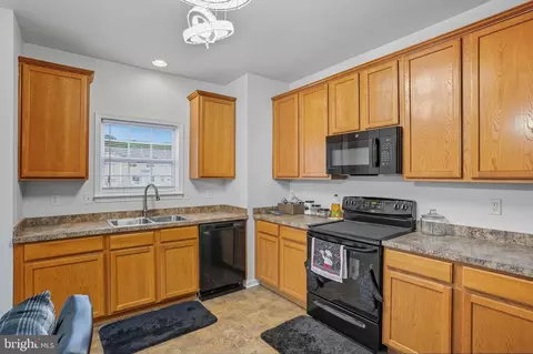 Kitchen - 175 Lexington Pl, Dover, DE 19901 photo 2 of 4