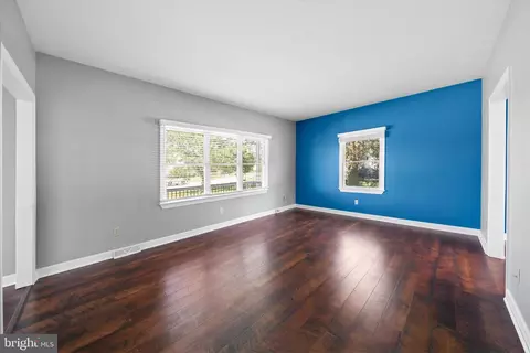 Living - 294 Fieldcrest Dr, Dover, DE 19904 photo 4 of 5