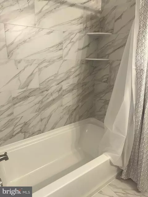 Bath - 422 Frear Dr #422, Dover, DE 19901 photo 3 of 4