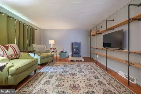 Living - 32 Bell St, Dover, DE 19901 photo 1 of 2