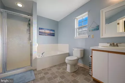 Bath - 136 Thames, Dover, DE 19904 photo 1 of 1