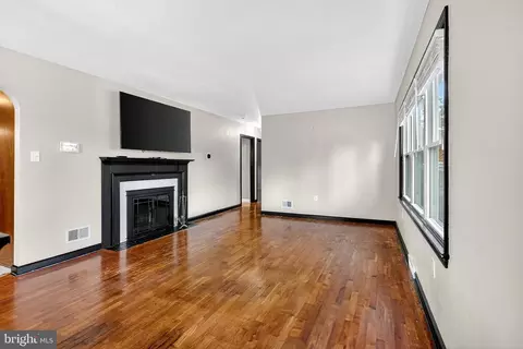 Living - 721 S Halsey Rd, Dover, DE 19901 photo 2 of 3