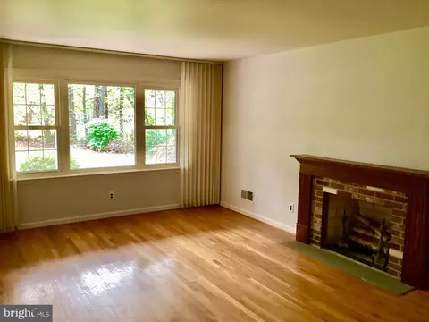 Living - 115 Fox Hall Dr, Dover, DE 19904 photo 1 of 4