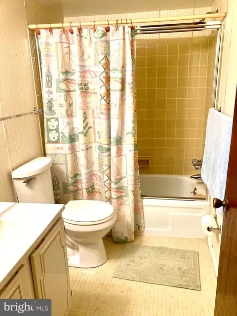 Bath - 4 Dover Hall, Dover, DE 19904 photo 2 of 2