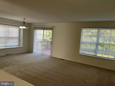 Living - 127 E Sheldrake Cir, Dover, DE 19904 photo 2 of 3