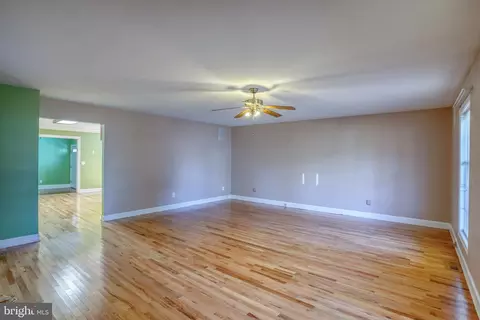 Living - 7 Birchfield Dr, Dover, DE 19904 photo 2 of 8