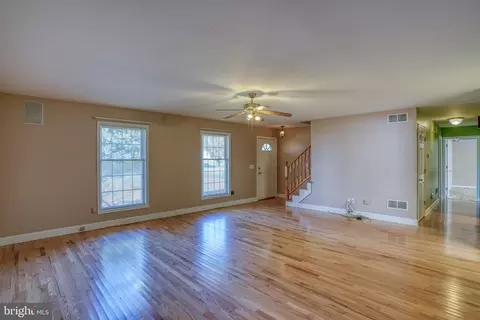 Living - 7 Birchfield Dr, Dover, DE 19904 photo 1 of 8