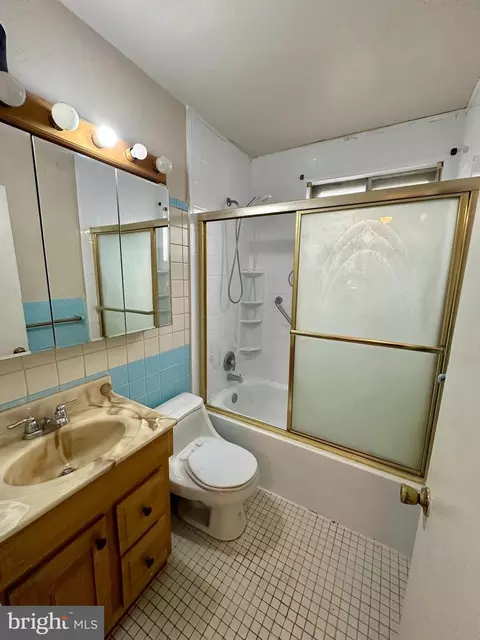 Bath - 337 Macarthur Dr, Dover, DE 19901 photo 1 of 2