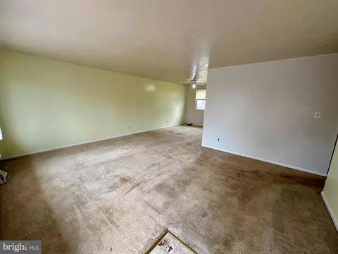 Living - 337 Macarthur Dr, Dover, DE 19901 photo 2 of 7