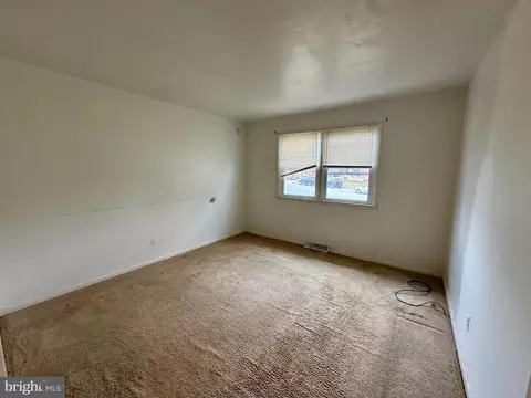 Living - 337 Macarthur Dr, Dover, DE 19901 photo 6 of 7
