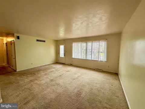 Living - 337 Macarthur Dr, Dover, DE 19901 photo 3 of 7