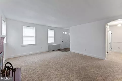 Living - 727 E Division St, Dover, DE 19901 photo 1 of 4