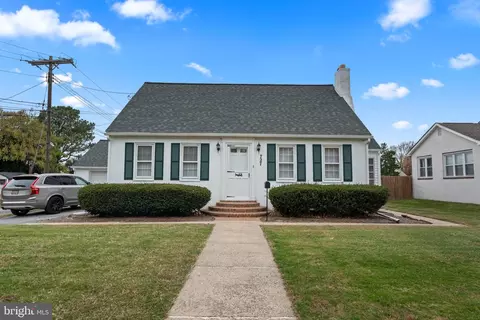 Exterior - 727 E Division St, Dover, DE 19901 photo 2 of 3