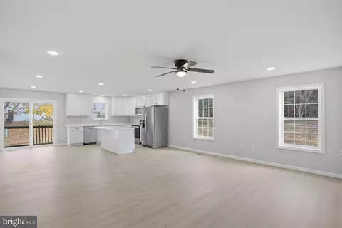 Living - 101 Fairfax Ln, Dover, DE 19901 photo 2 of 3