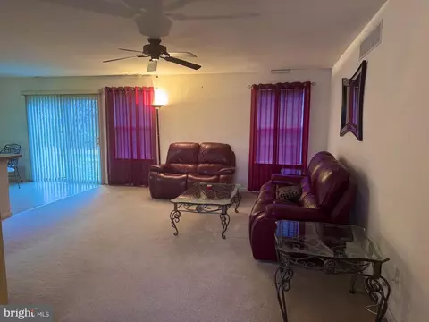 Living - 40 Anchor Ln, Dover, DE 19901 photo 1 of 2