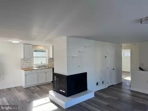 Living - 10 Loockerman Ct, Dover, DE 19901 photo 3 of 5