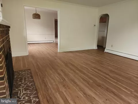 Living - 42 S Edgehill Ave, Dover, DE 19901 photo 4 of 11
