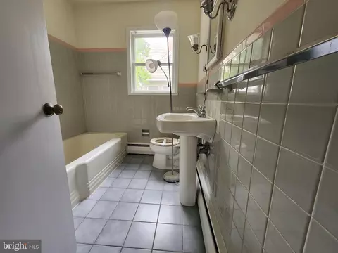 Bath - 42 S Edgehill Ave, Dover, DE 19901 photo 2 of 3