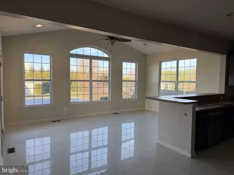 Living - 40 Loder Dr, Smyrna, DE 19977 photo 2 of 6